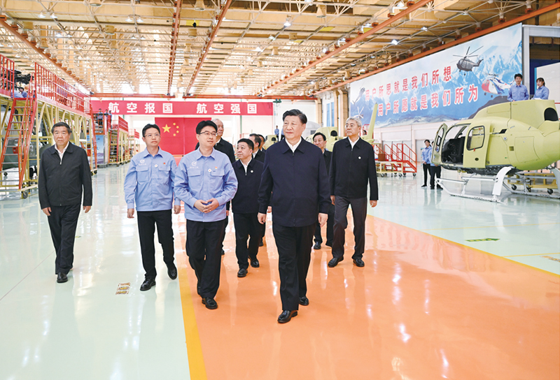 2023年10月10日至13日，中共中央总书记、国家主席、中央军委主席习近平在江西考察。这是11日上午，习近平在景德镇市昌河飞机工业（集团）有限公司考察。 新华社记者 燕雁/摄